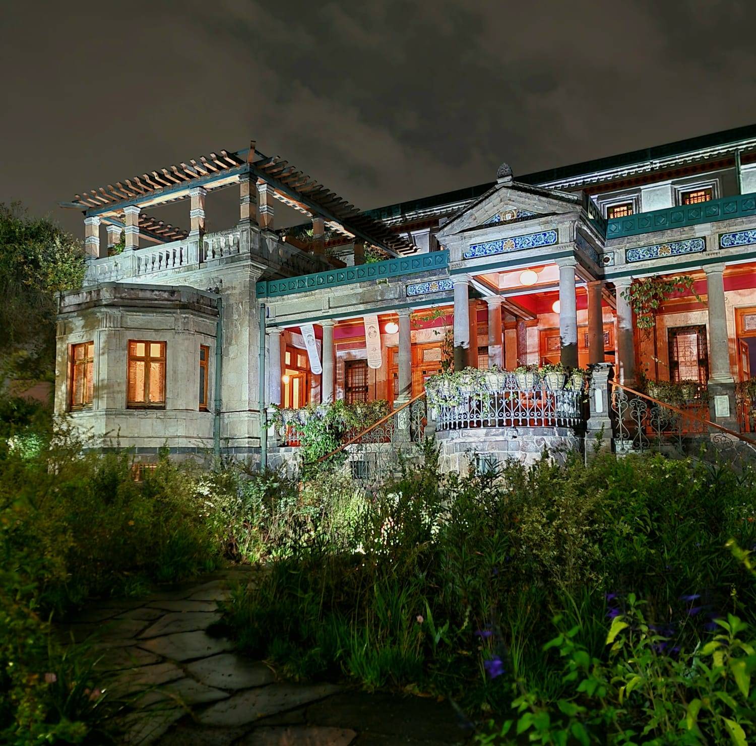 Casa Rivas Mercado iluminada de noche